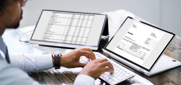 Blick Auf Rechnung Und Tabellenkalkulation Laptop Bei Der Arbeit — Stockfoto