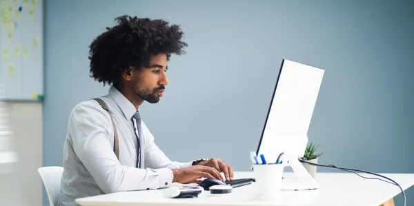 Hombre Negocios Afroamericano Usando Computadora Oficina —  Fotos de Stock