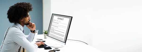 非洲裔美国人在办公室电脑上打字的法律合同 — 图库照片