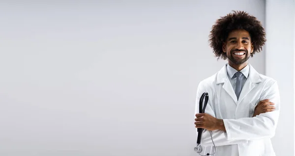 ヘルスケア研究所で聴診器を持つアフリカ系アメリカ人医師 — ストック写真