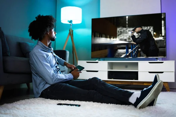African Man Menonton Film Atau Televisi — Stok Foto