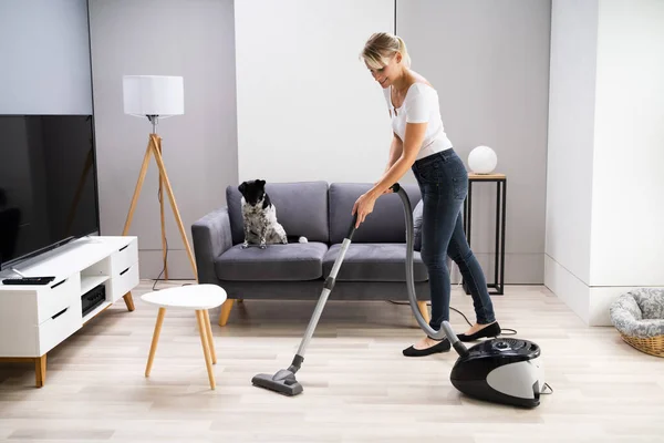 Young Maid Cleaning Carpet Vacuum Cleaner Home — Stock Photo, Image