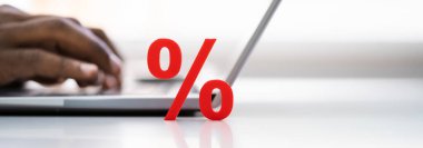 Muhasebe Yüzdesi Sembolü ve Dizüstü Bilgisayarı Olan Afrikalı Adam