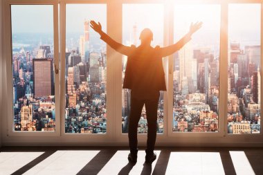 Afrikalı İşadamı Ellerinizi Kaldırın. Şehir Merkeziyle Pencere Kenarına Yakın Arka Görünüm 