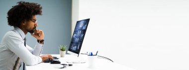 İş Veri Analisti Bilgisayar Kullanıyor. Afrikalı Amerikalı Danışman