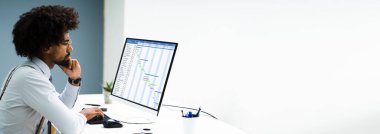 Bilgisayarda Zamanlanmış Çalışanların Takvimine Bakılıyor