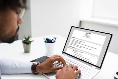 Afrikalı Amerikalı Bilgisayar 'da Okumaya Devam Ediyor. Çalışan İşe Alınıyor