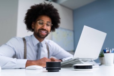 Ses Asistanı Kablosuz Hoparlör Teknisyeni Ofiste