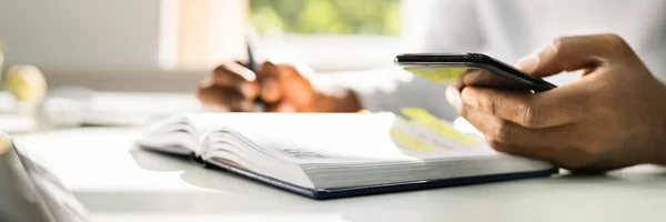 Hombre Africano Que Organiza Horario Citas Usando Teléfono Celular Calendario —  Fotos de Stock