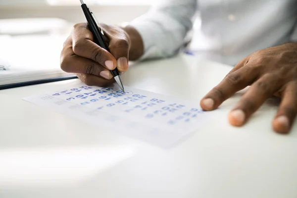 Afroamericano Guardando Calendario Ufficio Scrivania — Foto Stock