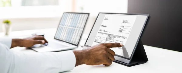 Tabellenkalkulationsdaten Laptop Analysieren — Stockfoto