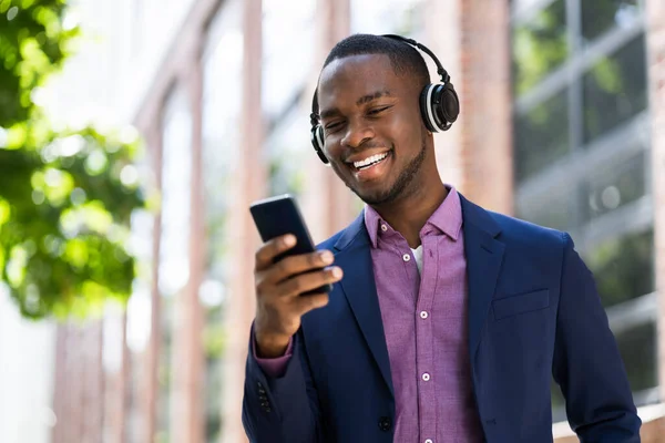 Afroamerikaner Hört Musik Über Drahtlose Kopfhörer Freien — Stockfoto