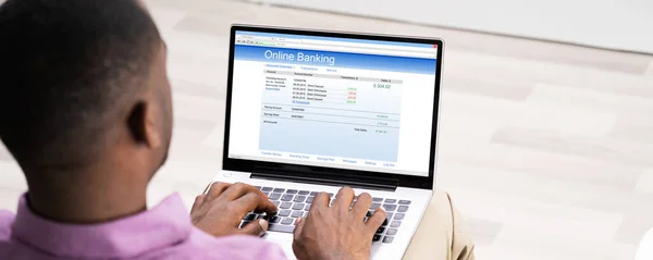 African American Man Korzystanie Aplikacji Online Bank Aby Zapłacić Zakupy — Zdjęcie stockowe