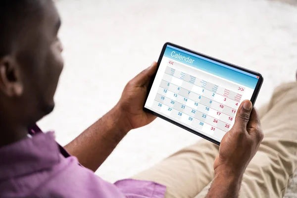 African American Man Holding Tablet Med Kalender Agenda — Stockfoto