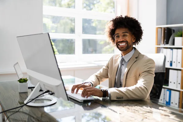 Hombre Negocios Afroamericano Usando Computadora Oficina —  Fotos de Stock