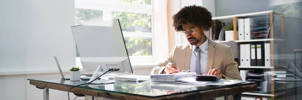 Gerente Contable Afroamericano Haciendo Contabilidad Fiscal —  Fotos de Stock