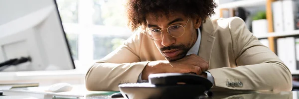 Afroamericano Espera Llamada Telefónica Fija Escritorio Oficina — Foto de Stock