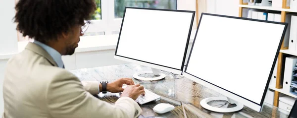 Afro Americano Trabajando Pantalla Computadora — Foto de Stock