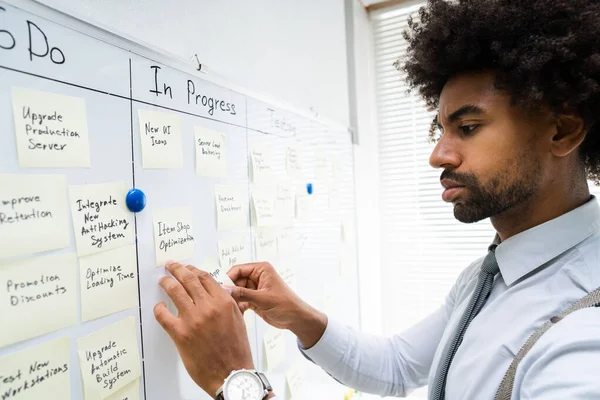 Afro Amerikaanse Zakenman Werkt Aan Whiteboard Wall — Stockfoto