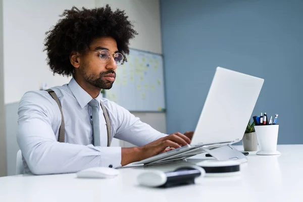 Africano Americano Homem Negócios Usando Computador Portátil Escritório — Fotografia de Stock