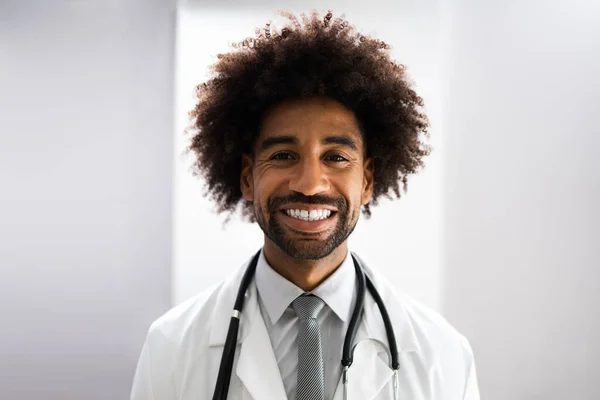 Afrikansk Amerikansk Läkare Med Stetoskop Vid Hälso Och Sjukvårdslaboratoriet — Stockfoto