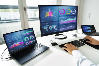 KPI Veri Analisti Kontrol Paneli. Dizüstü bilgisayarda Bilgi Teknolojisi