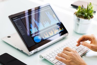 İş Dizüstü bilgisayarında KPI Veri Analizi Kontrol Paneli