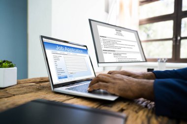 İş görüşmesinden önce Afrikalı Amerikalı Çalışanlar Özgeçmiş veya Özgeçmiş Okuyor