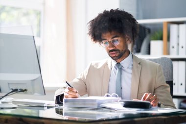 Afrikalı Amerikalı Muhasebe Müdürü Vergi Hesaplaması Yapıyor