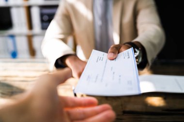 Afrikalı Verici Çeki. El Tutma Sigortası Denetimi