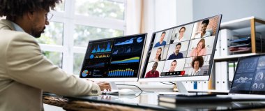 Ofiste Çevrimiçi Video Konferansı Toplantısı İzleniyor