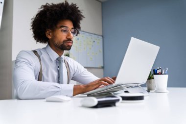 Ofiste Dizüstü bilgisayar kullanan Afro-Amerikalı İşadamı