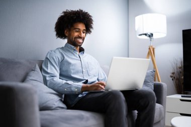 Çevrimiçi Bilgisayarı Kullanan Afrikalı Amerikalı Adam