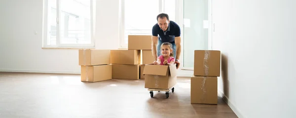 Gelukkige Mensen Verhuizen Naar Een Nieuw Huis Naar Huis — Stockfoto