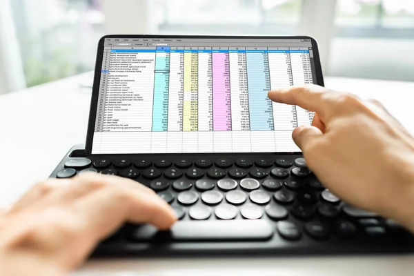 Analytiker Med Hjälp Kalkylblad Rapport Tablet Computer — Stockfoto