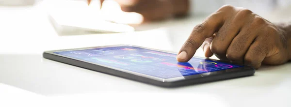 Kpi Market Graph Tablet African Business Analyst — Stock Photo, Image