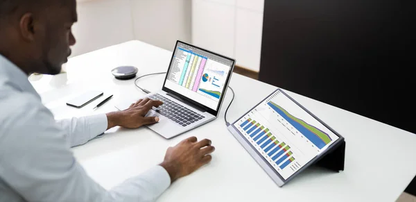 アナリティクスソフトウェアを使用したアフリカ系アメリカ人ビジネスデータアナリスト — ストック写真