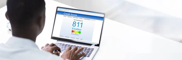 Close Van Een Zakenman Controleren Credit Score Online Laptop — Stockfoto