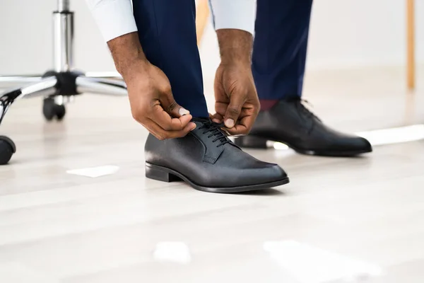 Homem Afro Americano Mudando Sapatos Chão Escritório — Fotografia de Stock