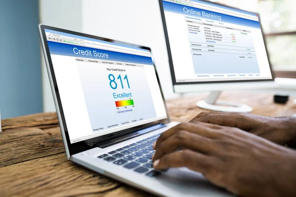 Afrikaanse Rating Checking Credit Score Report Online Laptop — Stockfoto