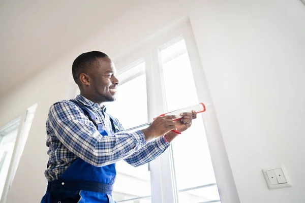 Aplicação Vedante Caulk Selo Janela Silicone Impermeabilização — Fotografia de Stock