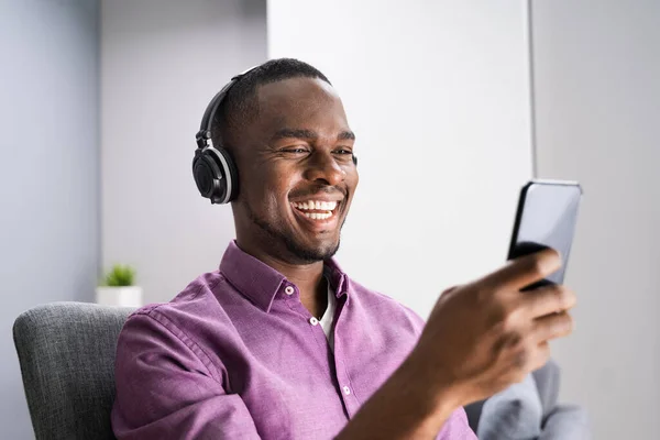 Fröhlicher Afroamerikaner Genießt Musik Über Kopfhörer Hause — Stockfoto