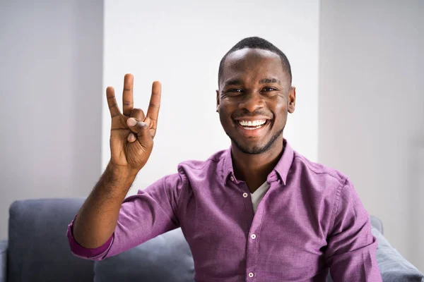 Hombre Sordo Afroamericano Usando Lenguaje Señas —  Fotos de Stock