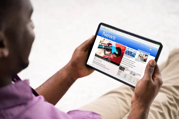 Kijken Naar Nieuws Tablet Computer Screen Online Thuis — Stockfoto