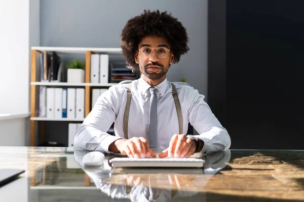 Afrikai Amerikai Fekete Férfi Portré Office Desk — Stock Fotó