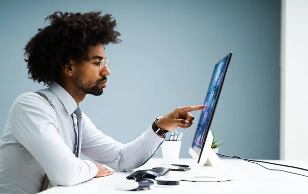 Analista Dados Negócios Usando Computador Conselheiro Africano Americano — Fotografia de Stock