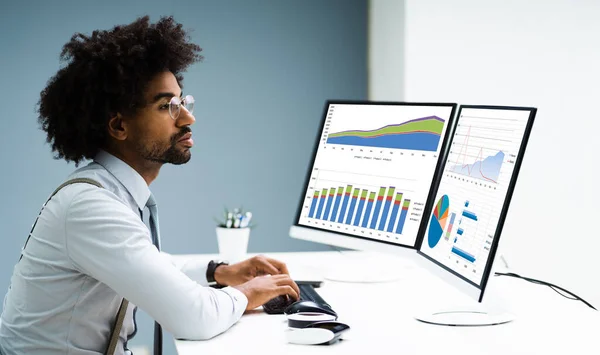 Business Data Analyst Mit Computer Afroamerikanische Beraterin — Stockfoto