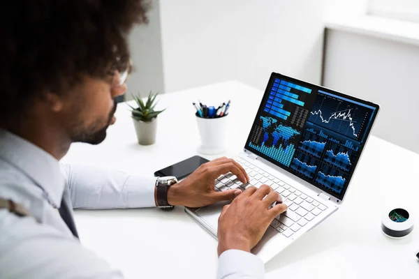 Analista Dados Negócios Usando Computador Conselheiro Africano Americano — Fotografia de Stock