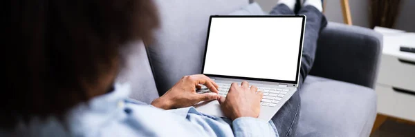 Afroamerikaner Benutzt Laptop Mit Leerem Bildschirm — Stockfoto