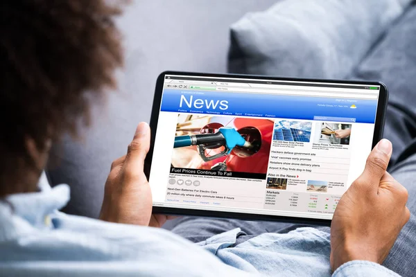 Tablet Computer Lezen Elektronisch Nieuws Artikelen — Stockfoto